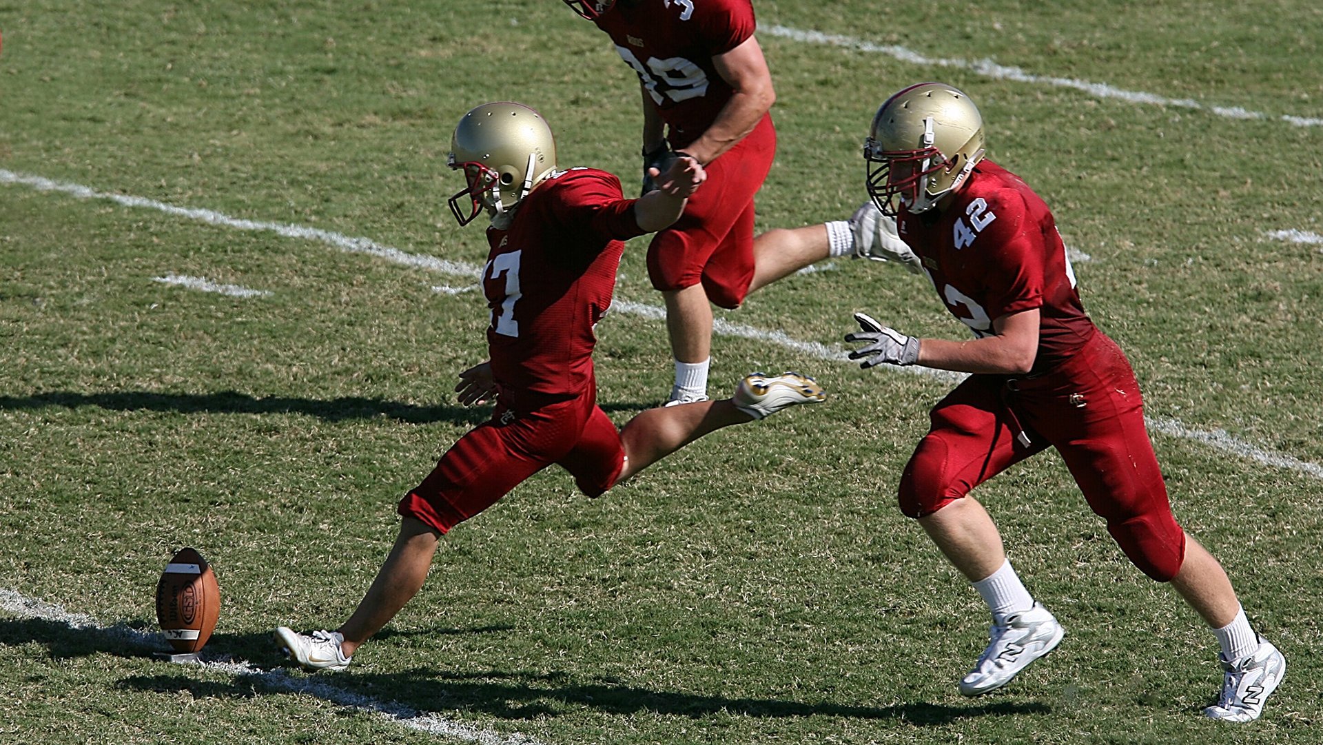 威少突破吸引包夹助队友轻松得分,威少突破脚步