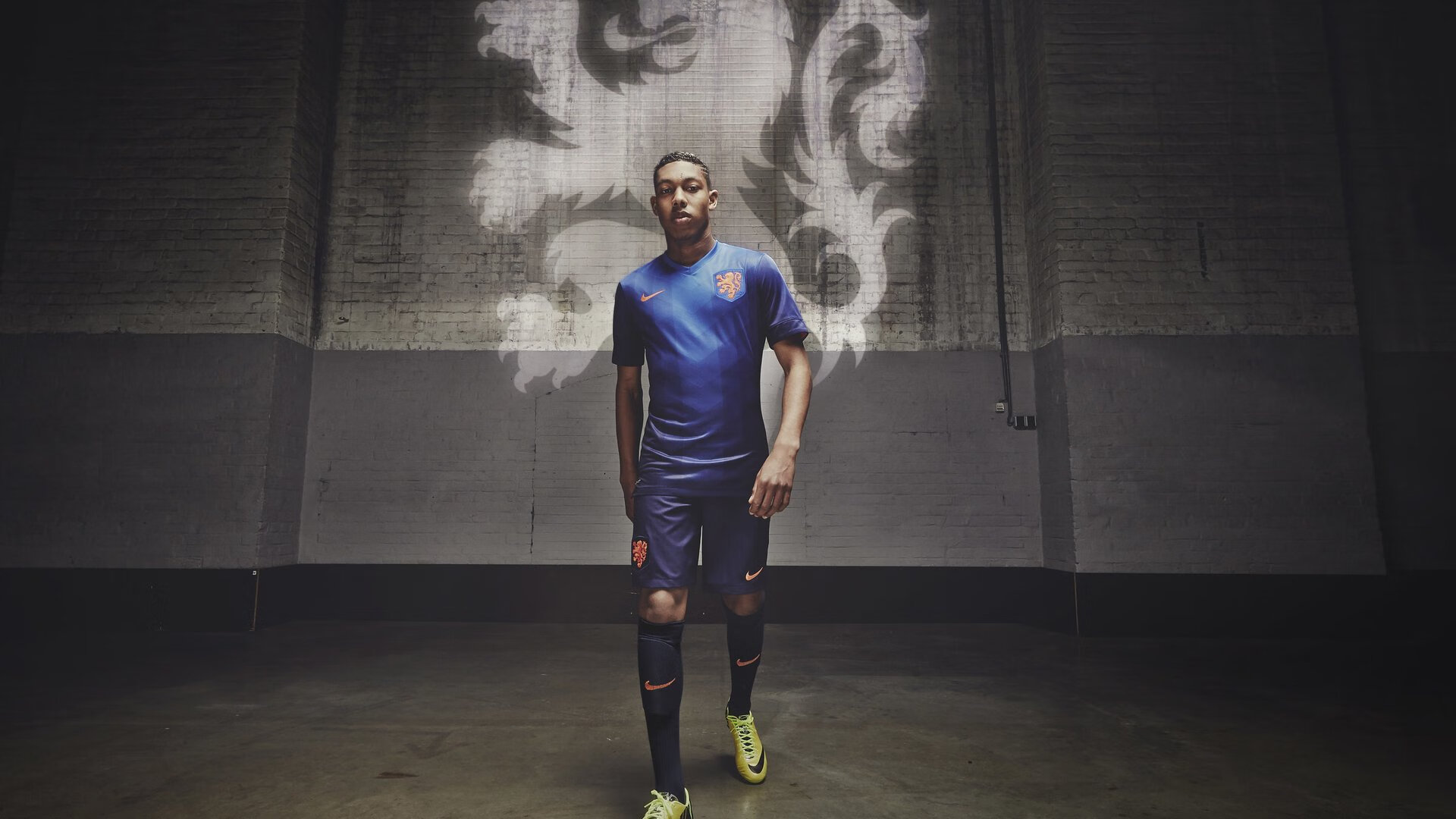 足球训练中心引入虚拟现实辅助教学，足球训练室